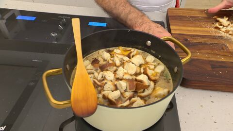 Pica el pan e incorpóralo