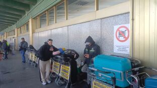 Los venezolanos atrapados en Barajas siguen esperando volver a casa