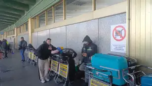 Los venezolanos atrapados en Barajas siguen esperando volver a casa