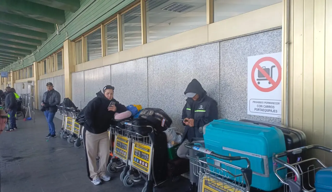 Los venezolanos atrapados en Barajas siguen esperando volver a casa