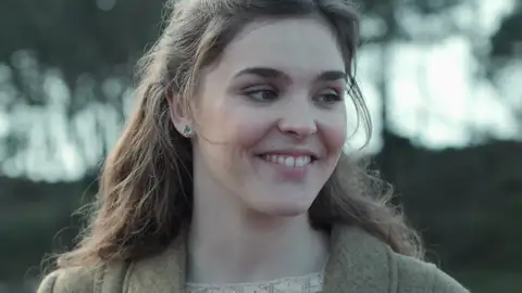 “Hablas igual que doña Inés”: La entereza de Clara sorprende a las trabajadoras del aserradero “Hablas igual que doña Inés”: La entereza de Clara sorprende a las trabajadoras del aserradero