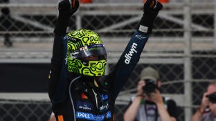 Lando Norris celebra su gesta en Yas Marina
