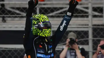 Lando Norris celebra su gesta en Yas Marina Lando Norris celebra su gesta en Yas Marina