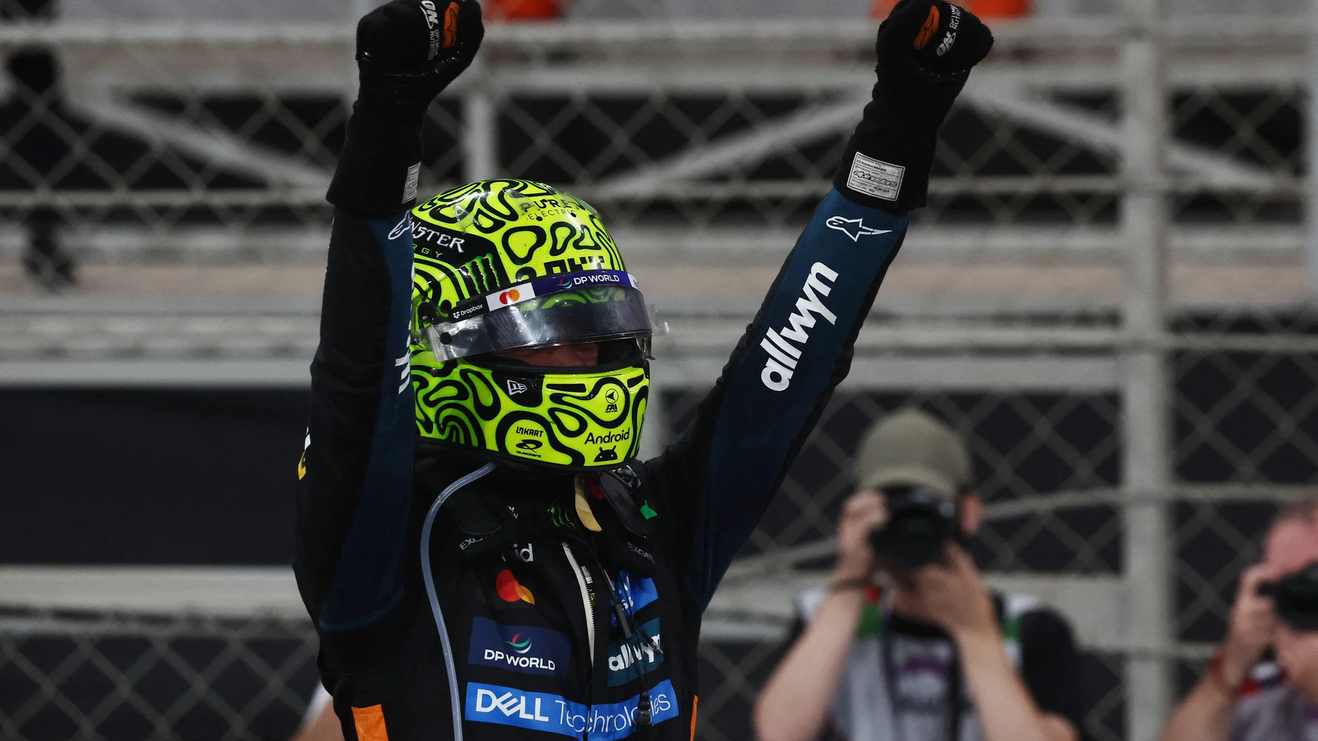 Lando Norris celebra su gesta en Yas Marina Lando Norris celebra su gesta en Yas Marina