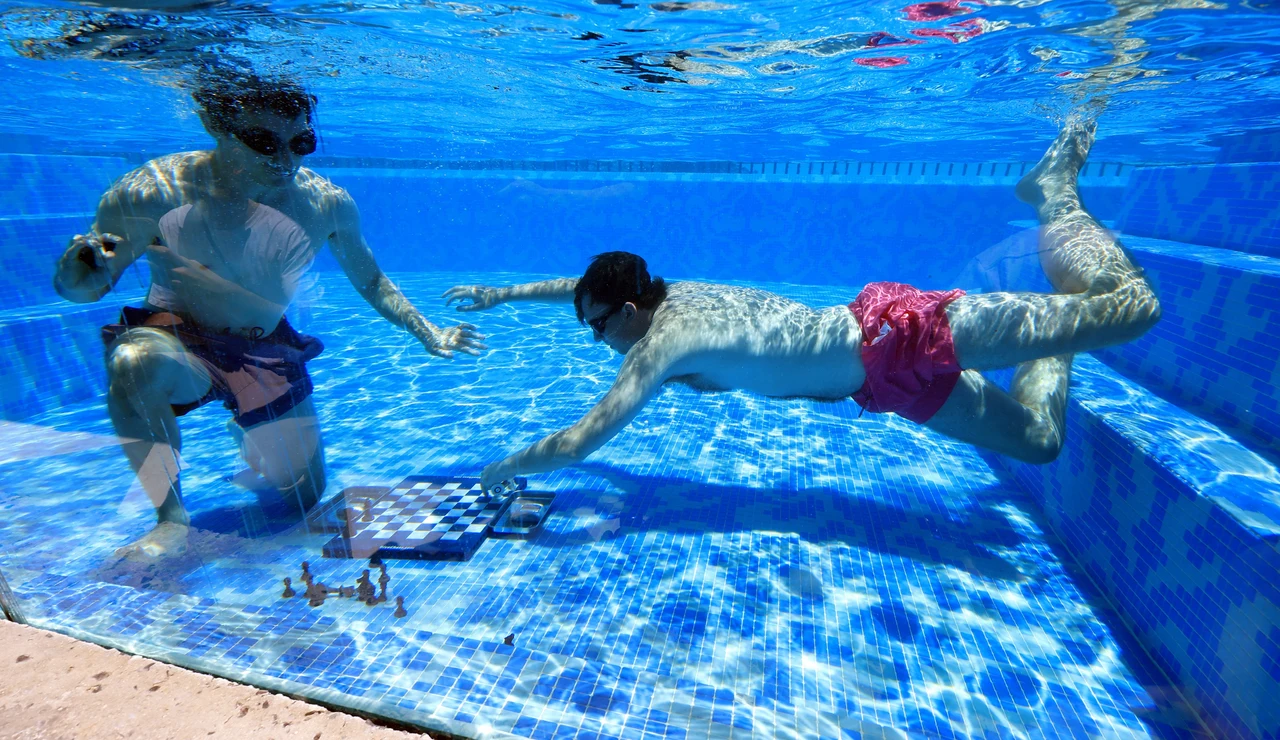 Hans Niemann y Fabiano Caruana, en plena partida