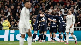 Williot celebra con sus compa&ntilde;eros uno de sus dos goles al Real Madrid