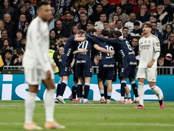 Williot celebra con sus compañeros uno de sus dos goles al Real Madrid