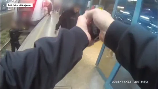 Las imágenes del hombre que amenazó con un cuchillo a pasajeros en la estación de metro de Burjasot, Valencia Antena3 Noticias