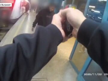 Las im&aacute;genes del hombre que amenaz&oacute; con un cuchillo a pasajeros en la estaci&oacute;n de metro de Burjasot, Valencia 