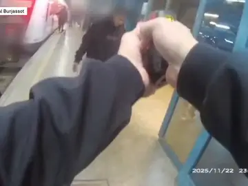 Las imágenes del hombre que amenazó con un cuchillo a pasajeros en la estación de metro de Burjasot, Valencia Las imágenes del hombre que amenazó con un cuchillo a pasajeros en la estación de metro de Burjasot, Valencia
