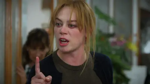 Bahar se interpone entre Uras y Seren en una brutal pelea por sus nietos Bahar se interpone entre Uras y Seren en una brutal pelea por sus nietos