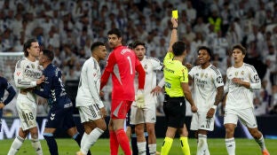 Los jugadores del Real Madrid protestan al &aacute;rbitro Quintero Gonz&aacute;lez