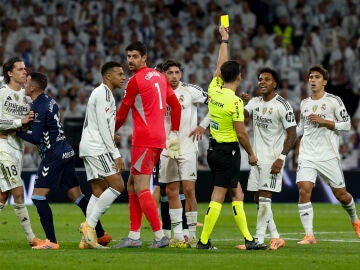 Los jugadores del Real Madrid protestan al árbitro Quintero González