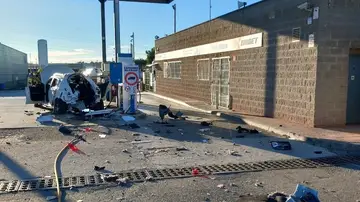 Herido grave un menor de edad tras la explosión de un coche en una gasolinera en Tarragona Herido grave un menor de edad tras la explosión de un coche en una gasolinera en Tarragona