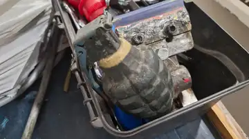 Los Mossos d'Esquadra encuentran una granada de mano en la taquilla de un trabajador en Barcelona Los Mossos d'Esquadra encuentran una granada de mano en la taquilla de un trabajador en Barcelona