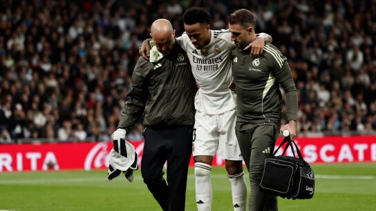 &Eacute;der Militao, tras lesionarse ante el Celta en el Bernab&eacute;u