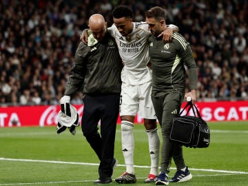 &Eacute;der Militao, tras lesionarse ante el Celta en el Bernab&eacute;u