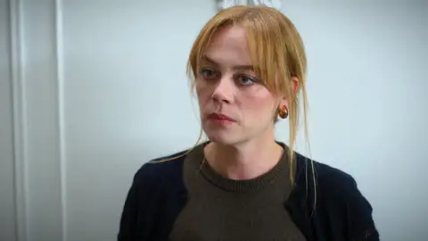 Bahar impide que Seren abandone la mansión y la elige por encima de Uras Bahar impide que Seren abandone la mansión y la elige por encima de Uras