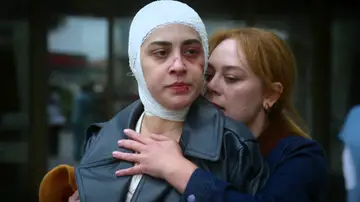 Seren explota y destroza el coche de Uras en un ataque de ira Seren explota y destroza el coche de Uras en un ataque de ira