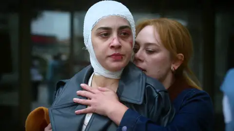 Seren explota y destroza el coche de Uras en un ataque de ira Seren explota y destroza el coche de Uras en un ataque de ira