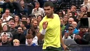 Carlos Alcaraz durante la exhibici&oacute;n ante Tiafoe