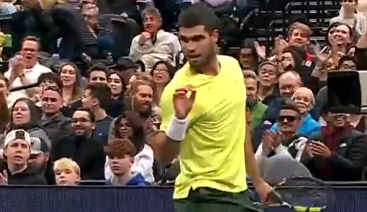Carlos Alcaraz durante la exhibición ante Tiafoe