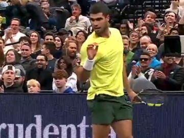 Carlos Alcaraz durante la exhibici&oacute;n ante Tiafoe