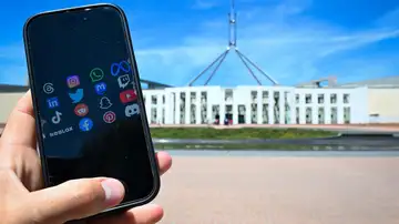 Un móvil muestra redes sociales en frente de la Casa Parlamentaria en Canberra, Australia Un móvil muestra redes sociales en frente de la Casa Parlamentaria en Canberra, Australia