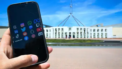 Un móvil muestra redes sociales en frente de la Casa Parlamentaria en Canberra, Australia Un móvil muestra redes sociales en frente de la Casa Parlamentaria en Canberra, Australia