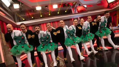 ¡El 'Footloose' más navideño! El equipo de El Hormiguero sorprende con una coreografía con efectos ópticos ¡El 'Footloose' más navideño! El equipo de El Hormiguero sorprende con una coreografía con efectos ópticos
