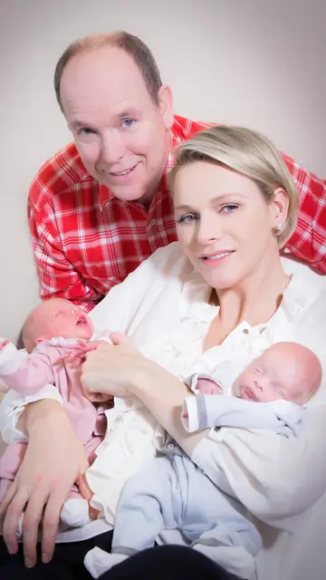 Charlene y Alberto de Mónaco con sus hijos Jacques y Gabriella Charlene y Alberto de Mónaco con sus hijos Jacques y Gabriella