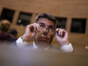 La secretaria de Maz&oacute;n dice que no recuerda que hablara con &eacute;l la tarde de la dana y que no suspendi&oacute; agenda oficial