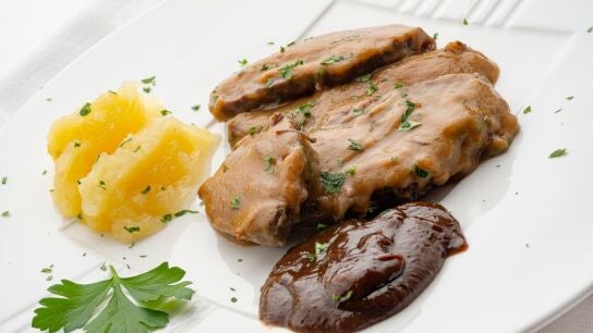 Carrilleras de ternera con pur&eacute;s de manzana y ciruela, de Argui&ntilde;ano: "Esto para los d&iacute;as que vienen de fiesta porque queda mejor hecho de v&iacute;spera"
