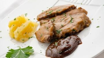 Carrilleras de ternera con purés de manzana y ciruela, de Arguiñano: "Esto para los días que vienen de fiesta porque queda mejor hecho de víspera" Carrilleras de ternera con purés de manzana y ciruela, de Arguiñano: "Esto para los días que vienen de fiesta porque queda mejor hecho de víspera"