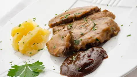 Carrilleras de ternera con purés de manzana y ciruela, de Arguiñano: "Esto para los días que vienen de fiesta porque queda mejor hecho de víspera" Carrilleras de ternera con purés de manzana y ciruela, de Arguiñano: "Esto para los días que vienen de fiesta porque queda mejor hecho de víspera"