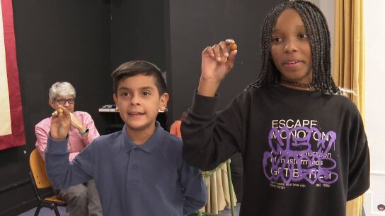 Los ni&ntilde;os de San Ildefonso ensayan para cantar los premios