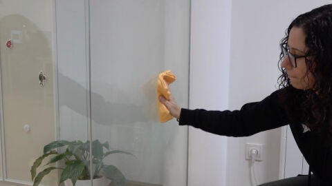 Mujer limpiando cristales
