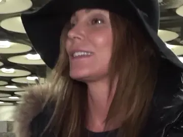 Mar Flores ante los micrófonos Mar Flores ante los micrófonos