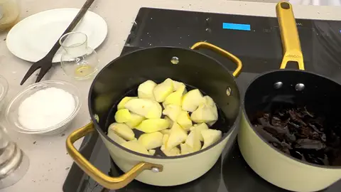 Pela las manzanas, trocéalas, introdúcelas en la cazuela Pela las manzanas, trocéalas, introdúcelas en la cazuela