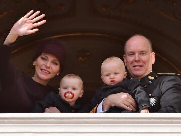 Charlene y Alberto de M&oacute;naco con sus hijos Jacques y Gabriella