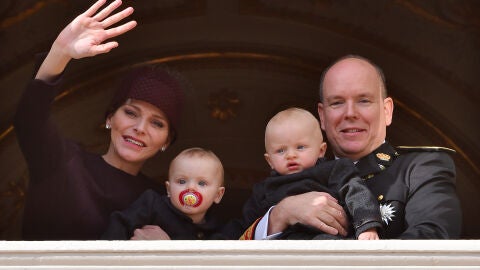 Charlene y Alberto de M&oacute;naco con sus hijos Jacques y Gabriella