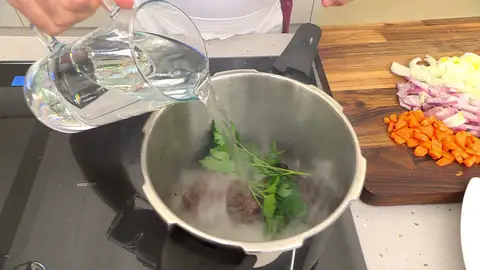 Cúbrelas con agua, sazónalas, cierra la olla Cúbrelas con agua, sazónalas, cierra la olla