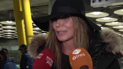 Mar Flores respondiendo a la prensa