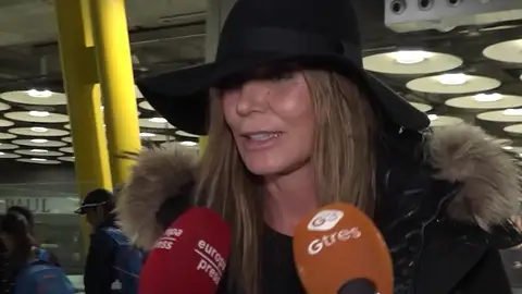 Mar Flores respondiendo a la prensa Mar Flores respondiendo a la prensa