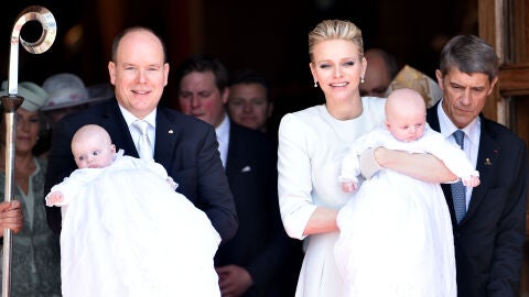 Charlene y Alberto de Mónaco con sus hijos Jacques y Gabriella