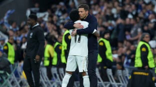 Xabi Alonso abrazando a Rodrygo tras el gol del brasile&ntilde;o