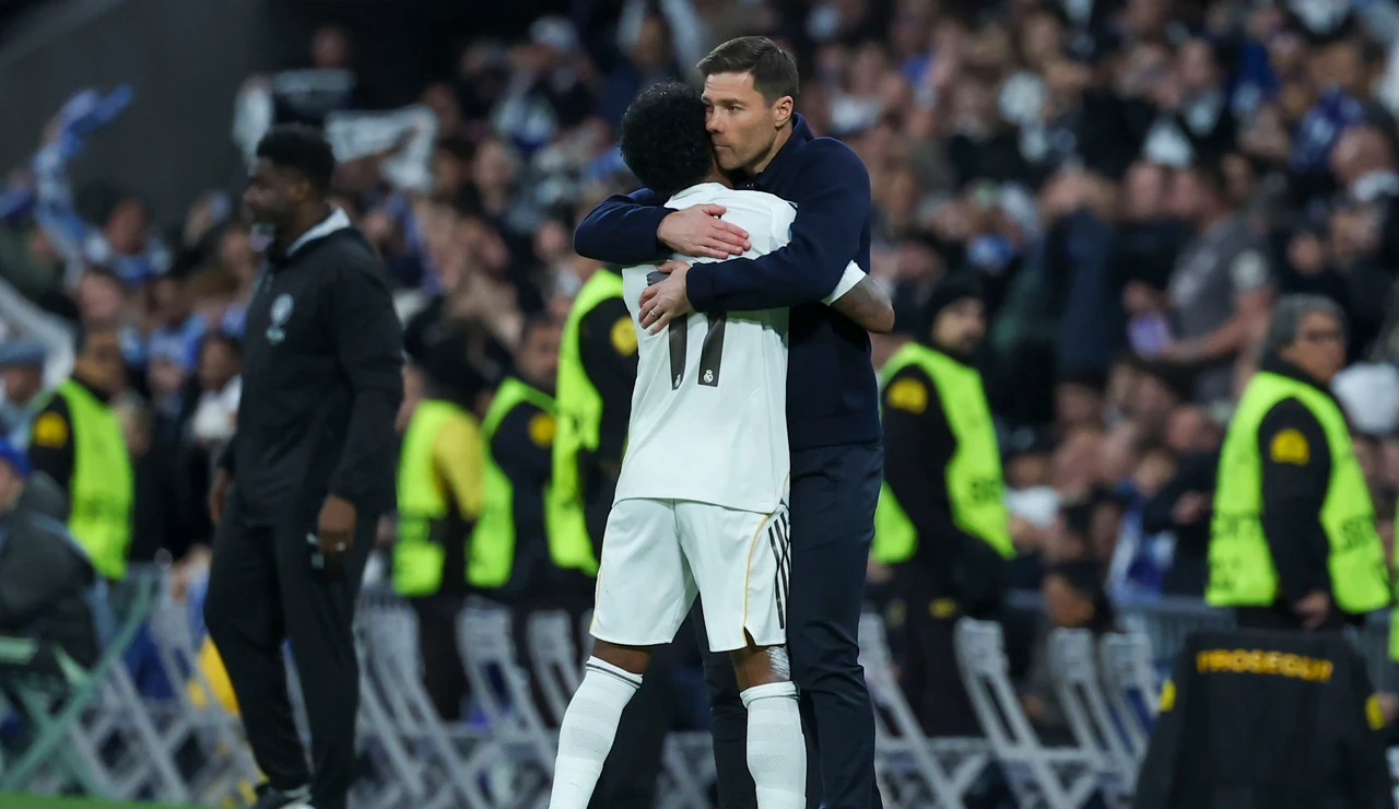 Xabi Alonso abrazando a Rodrygo tras el gol del brasileño