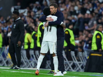 Xabi Alonso abrazando a Rodrygo tras el gol del brasileño