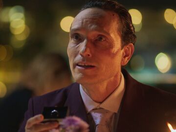 La obsesión de Saúl no tiene límites y propone matrimonio a Amanda: “¿Quieres casarte conmigo?”