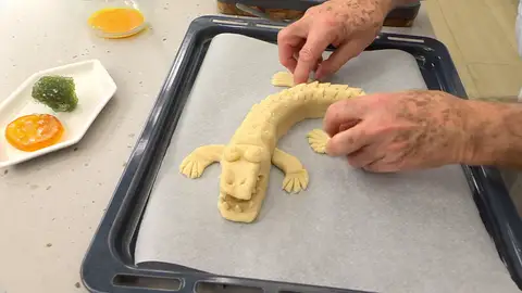 Inserta los piñones alrededor formándole la dentadura Inserta los piñones alrededor formándole la dentadura